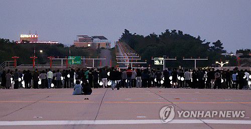 로컬라이저 앞에 주저앉은 유가족(무안=연합뉴스) 정다움 기자 = 추석인 6일 오후 전남 무안군 무안국제공항 활주로에서 열린 12·29 제주항공 여객기 참사 유가족 협의회의 추모행사에서 유가족들이 로컬라이저 앞에 앉아있다. 2025.10.6 daum@yna.co.kr