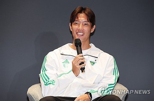 질문에 답하는 홍정호(전주=연합뉴스) 임채두 기자 = 5일 전주월드컵경기장 이벤트홀에서 열린 전북 현대 모터스 K리그1 우승 미디어데이에서 홍정호가 취재진 질문에 답하고 있다. 2025.11.5 doo@yna.co.kr