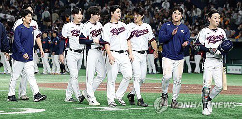 한일 2차전 무승부…희망 본 류지현호(도쿄=연합뉴스) 이동해 기자 = 16일 일본 도쿄돔에서 열린 2025 K베이스볼 시리즈 대한민국과 일본의 평가전. 경기 종료 후 대표팀 선수들이 경기장을 빠져나가고 있다. 이날 경기는 7-7 무승부를 기록했다. 2025.11.16 eastsea@yna.co.kr