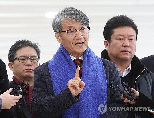 답변하는 최재영 목사(서울=연합뉴스) 박동주 기자 = 김건희 여사에게 디올백을 선물한 최재영 목사가 9일 서울 광화문 KT 빌딩에 마련된 민중기 특별검사 사무실에 참고인 신분으로 출석하며 취재진의 질문에 답하고 있다. 2025.12.9 pdj6635@yna.co.kr