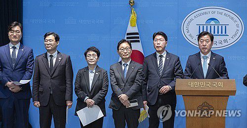 대전·충남 통합 관련 기자회견 하는 민주당 의원들(서울=연합뉴스) 황광모 기자 =  대전·충남에 지역구를 둔 더불어민주당 의원들이 19일 국회 소통관에서  대전·충남 통합 관련 기자회견을 하고 있다. 2025.12.19 hkmpooh@yna.co.kr