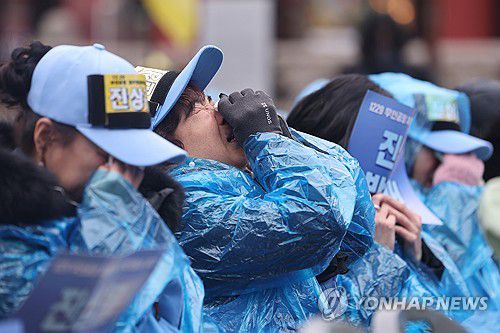 눈물 훔치는 제주항공 여객기 참사 유가족들(서울=연합뉴스) 서대연 기자 = 20일 서울 종로구 보신각에서 열린 12.29 무안공항 제주항공 여객기 참사 1주기 서울 시민추모대회에서 유가족들이 눈물을 훔치고 있다. 2025.12.20 dwise@yna.co.kr