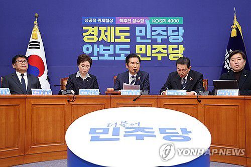 더불어민주당 최고위원회(서울=연합뉴스) 황광모 기자 = 더불어민주당 정청래 대표(가운데)가 22일 서울 여의도 국회에서 열린 최고위원회의에서 발언하고 있다. 2025.12.22 hkmpooh@yna.co.kr