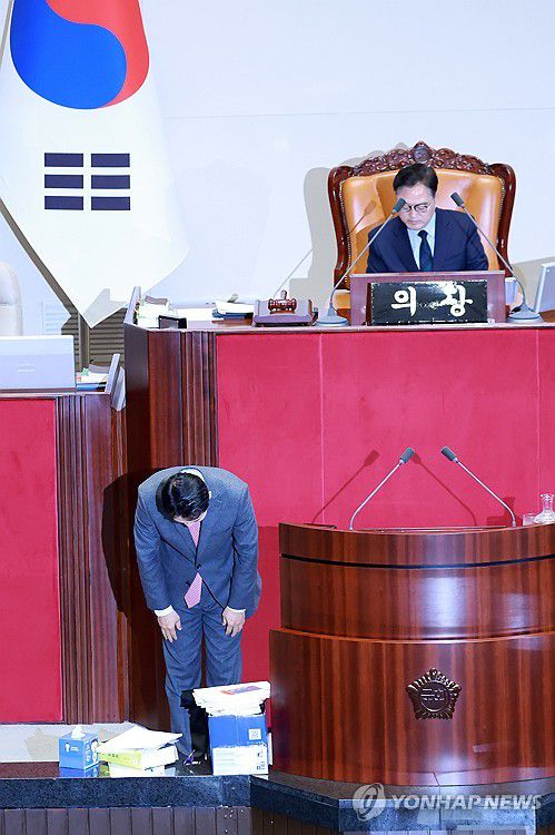 내란전담재판부 설치법 필리버스터 마친 국민의힘 장동혁 대표(서울=연합뉴스) 신현우 기자 = 국민의힘 장동혁 대표가 23일 국회에서 열린 12월 임시국회 본회의에서 12·3 윤석열 비상계엄 등에 대한 전담재판부 설치 및 제보자 보호 등에 관한 특별법에 대한 필리버스터(무제한 토론을 위한 합법적인 의사진행 방해)를 마친 뒤 의석을 향해 인사하고 있다. 장 대표는 제1야당 대표로서는 처음으로 필리버스터에 나서 이번 토론에서 최초이자 최장 기록을 모두 세웠다. 2025.12.23 nowwego@yna.co.kr