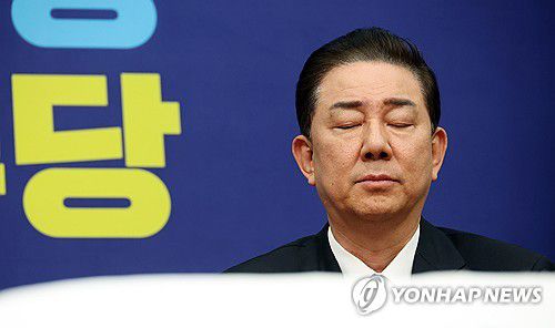 생각에 잠긴 김병기 원내대표(서울=연합뉴스) 이동해 기자 = 더불어민주당 김병기 원내대표가 24일 국회에서 열린 최고위원회의에서 최고위원들의 발언을 들으며 생각에 잠겨 있다. 2025.12.24 eastsea@yna.co.kr