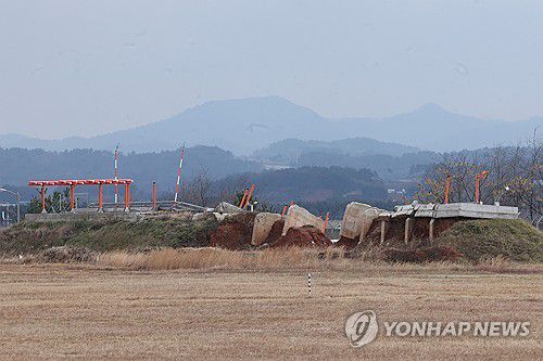 무너진 로컬라이저(무안=연합뉴스) 김혜인 기자 = 12·29 제주항공 여객기 참사 1주기를 닷새 앞둔 지난 24일 무안국제공항 참사 현장에서 로컬라이저가 무너져있는 모습. 2025.12.26 in@yna.co.kr