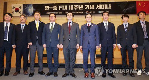 기념 촬영하는 여한구 통상교섭본부장과 다이빙 주한 중국 대사(서울=연합뉴스) 김주형 기자 = 여한구 산업통상부 통상교섭본부장(왼쪽 다섯번째)과 다이빙 주한 중국 대사(오른쪽 네번째)가 26일 서울 대한상공회의소에서 열린 한중 FTA 10주년 세미나에서 참석한 무역협회, 코트라 등 유관 기관과 학계 관계자, 기업인들과 기념 촬영을 하고 있다. 2025.12.26 kjhpress@yna.co.kr