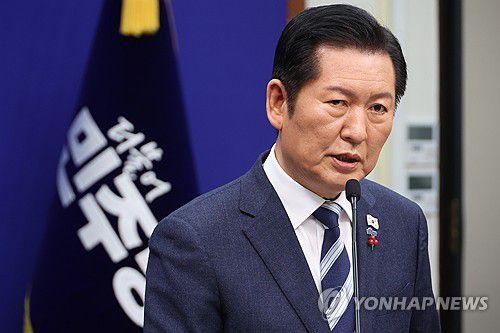 민주당 정청래 대표 기자회견(서울=연합뉴스) 김주성 기자 = 더불어민주당 정청래 대표가 26일 서울 여의도 국회에서 열린 기자회견에서 '2차 종합특검법'의 추진 방향과 '통일교 특검법' 관련 쟁점 등에 대한 입장을 설명하고 있다. 2025.12.26 utzza@yna.co.kr