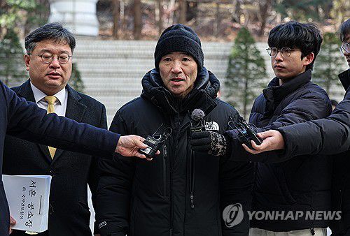 취재진 질문에 답하는 이래진 씨(서울=연합뉴스) 최재구 기자 = 2020년 9월 서해에서 발생한 공무원 피격 사건과 관련해 유가족 이래진 씨가 26일 서초구 서울중앙지방법원에서 열린 서훈 전 청와대 국가안보실장, 박지원 전 국정원장, 서욱 전 국방장관 등에 대한 1심 선고공판을 방청하기 위해 법정으로 향하고 있다. 2025.12.26 [공동취재] jjaeck9@yna.co.kr