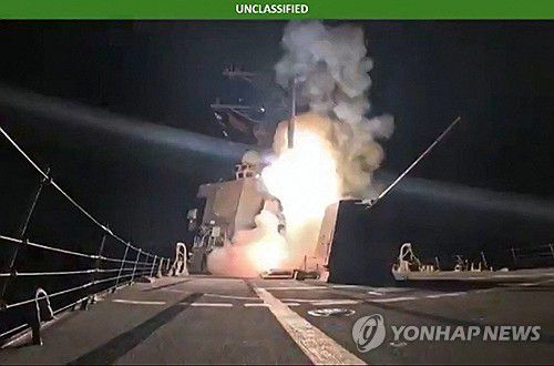 25일 미군 함정에서 미사일이 발사되는 모습 [AFP=연합뉴스]