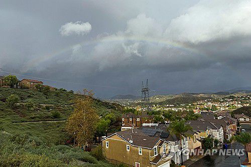 25일(현지시간) LA 북부 샌타클래리타 지역에 비가 그치고 뜬 무지개[AP=연합뉴스. 재판매 및 DB 금지]