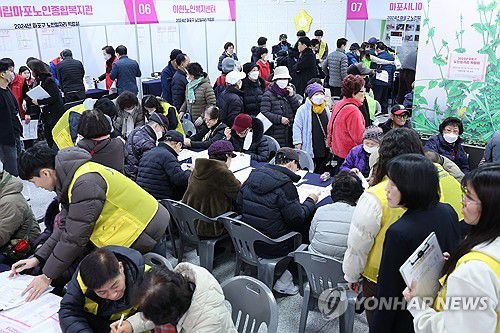 한 지자체가 마련한 노인 일자리 박람회의 모습[연합뉴스 사진]