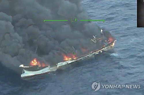 부산 앞바다서 선박 화재(부산=연합뉴스) 부산해양경찰서는 23일 오전 7시 47분께 부산 해운대구 송정 인근 해상에 있는 55t급 어선의 기관실에서 불이 났다고 밝혔다. 해경은 현장에 구조 인력을 보내 승선원 8명을 모두 구조했다. 사진은 해경 헬기에서 촬영한 화재 현장. 2025.12.23. [부산해양경찰서 제공. 재판매 및 DB 금지] psj19@yna.co.kr