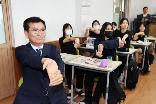 학교 현장 몸활동에 동참한 윤건영 충북교육감[충북교육청 제공. 재판매 및 DB 금지]