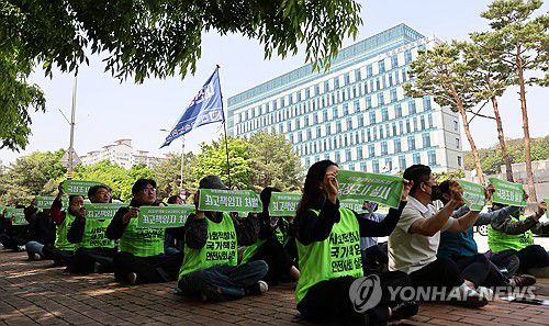 오송참사 유족 "최고책임자 중대재해처벌법 기소하라"(청주=연합뉴스) 이성민 기자 = 오송참사 시민대책위원회와 유족들이 25일 오전 청주지검 앞에서 집회를 열고 중대재해처벌법 위반 혐의로 최고책임자를 기소할 것을 촉구하고 있다. 2024.4.25 chase_arete@yna.co.kr