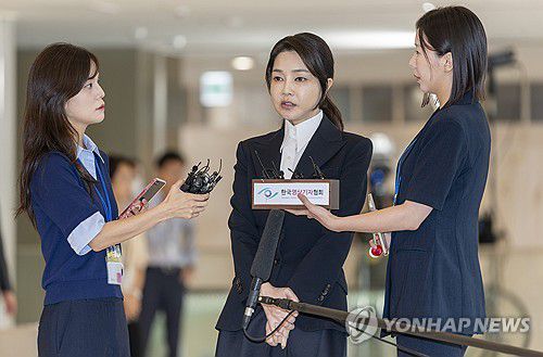 특검 첫 출석, 발언하는 김건희(서울=연합뉴스) 윤석열 전 대통령 배우자 김건희 여사가 6일 서울 종로구 KT광화문빌딩 웨스트에 마련된 민중기 특별검사팀 사무실에 피의자 신분으로 출석하며 발언하고 있다. 2025.8.6 [사진공동취재단] photo@yna.co.kr