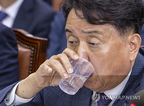 물 마시는 김영환 충북지사(서울=연합뉴스) 황광모 기자 = 김영환 충청북도 도지사가 23일 국회에서 열린 오송 지하차도 참사 진상규명과 재발 방지 대책 마련을 위한 국정조사 청문회에서 물을 마시고 있다. 2025.9.23 hkmpooh@yna.co.kr