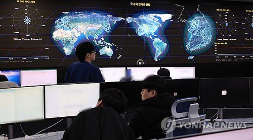 국내외 사이버공격 모니터링(서울=연합뉴스) 최재구 기자 = 최근 통신사와 유통사를 중심으로 대규모 개인정보 유출 사고가 잇따르며 디지털 환경 전반의 개인정보 침해 위험이 빠르게 확산하는 가운데 10일 서울 한국인터넷진흥원 상황실에서 직원들이 국내외 사이버 공격 상황을 모니터링하고 있다. 2025.12.10 jjaeck9@yna.co.kr