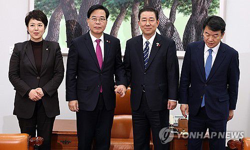 여야 원내대표 회동(서울=연합뉴스) 이동해 기자 = 22일 국회 운영위원장실에서 더불어민주당 김병기 원내대표와 국민의힘 송언석 원내대표가 만나 악수하고 있다. 왼쪽부터 국민의힘 김은혜 원내정책수석부대표, 송 원내대표, 더불어민주당 김 원내대표, 문진석 원내운영수석부대표. 2025.12.22 eastsea@yna.co.kr