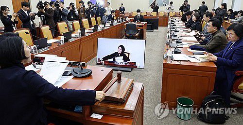 국회 과방위, 쿠팡 연석 청문회 의결(서울=연합뉴스) 이동해 기자 = 23일 국회에서 열린 과학기술정보방송통신위원회 전체회의에서 국민의힘 의원들이 불참한 가운데 쿠팡 침해사고 및 개인정보 유출, 불공정 거래, 노동환경 실태 파악과 재발방지 대책 마련을 위한 청문회 실시계획서 채택의 건이 통과되고 있다. 2025.12.23 eastsea@yna.co.kr