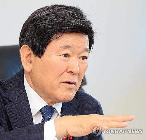 연합뉴스와 인터뷰하는 김광수 제주교육감(제주=연합뉴스) 박지호 기자 = 김광수 제주도교육감이 지난 22일 집무실에서 연합뉴스와 신년 인터뷰를 하고 있다. 2025.12.27 jihopark@yna.co.kr