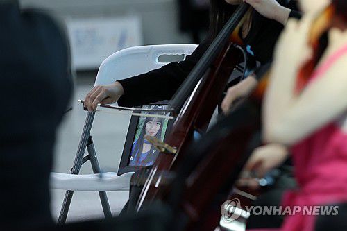 첼리스트 친구를 위한 추모 공연(무안=연합뉴스) 김혜인 기자 = 12·29 제주항공 여객기 참사 1주기를 하루 앞둔 28일 전남 무안국제공항 1층 합동분향소 앞에서 희생자 박예원씨가 소속됐던 오케스트라 단원들이 추모곡을 연주하고 있다. 2025.12.28 in@yna.co.kr