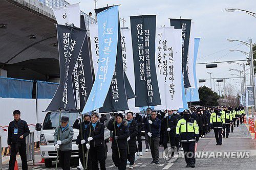 참사 유가족들, 진실의 발걸음(무안=연합뉴스) 김혜인 기자 = 12·29 제주항공 여객기 참사 1주기를 하루 앞둔 28일 전남 무안국제공항에서 유가족들이 세월호, 이태원 참사 유족과 함께 진상규명을 촉구하는 행진을 펼치고 있다. 2025.12.28 in@yna.co.kr