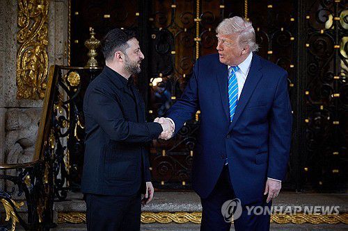 트럼프 미국 대통령(오른쪽)과 젤렌스키 우크라이나 대통령[AFP=연합뉴스. 재판매 및 DB 금지]