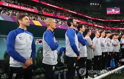 벤투 감독 대신 벤치 지킨 세르지우 코스타(알라이얀=연합뉴스) 김도훈 기자 = 3일 오전(한국시간) 카타르 알라이얀의 에듀케이션 시티 스타디움에서 열린 2022 카타르 월드컵 조별리그 H조 3차전 대한민국과 포르투갈 경기. 파울루 벤투 감독을 대신해 벤치를 지킨 세르지우 코스타 수석코치가 경기 시작을 기다리고 있다. 2022.12.3 superdoo82@yna.co.kr