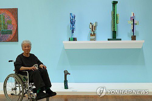 자기 작품 앞에 선 김윤신 작가대전 이응노미술관에서 김윤신 작가가 '김윤신 아르헨티나에서 온 편지' 특별기획전에 전시된 자기 작품을 바라보고 있다.  [연합뉴스 자료사진]