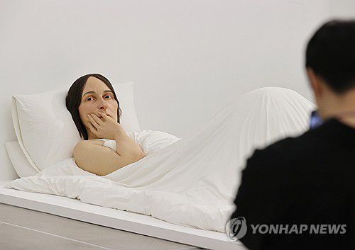 전시 보는 관람객국립현대미술관 서울관에서 열린 '론 뮤익' 전시를 관람객이 보고 있다. [연합뉴스 자료사진]