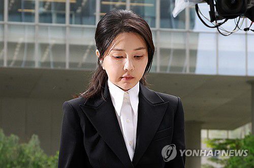 특검 첫 출석하는 김건희(서울=연합뉴스) 신현우 기자 = 윤석열 전 대통령 부인 김건희 여사가 지난 8월 6일 서울 종로구 KT광화문빌딩 웨스트에 마련된 민중기 특별검사팀에 피의자 신분으로 첫 출석하고 있다.     전·현직 대통령 부인이 수사기관에 피의자로 공개 출석하는 것은 헌정사상 처음이다. 2025.8.6 nowwego@yna.co.kr