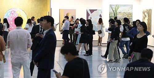 프리즈 서울 개막서울 강남구 코엑스에서 열린 '프리즈 서울 2025' VIP 프리뷰 데이에서 참관객들이 작품을 둘러보고 있다.  [연합뉴스 자료사진]