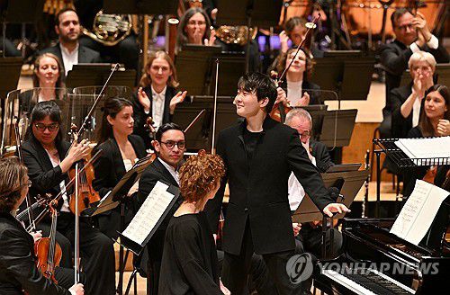 런던심포니와 협연하는 피아니스트 조성진(런던=연합뉴스) 피아니스트 조성진이 20일(현지시간) 영국 런던 바비칸센터에서 열린 런던심포니오케스트라(LSO)와 협연에서 관객에게 인사를 하고 있다. 2025.11.21 [런던심포니오케스트라 제공. 재판매 및 DB 금지] photo@yna.co.kr