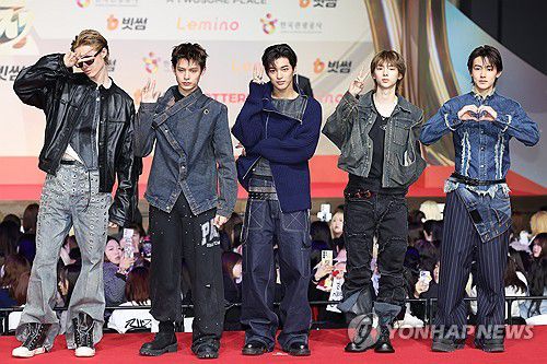 포즈 취하는 코르티스(인천=연합뉴스) 류효림 기자 = 그룹 코르티스가 25일 인천 영종도 인스파이어 엔터테인먼트 리조트에서 열린 2025 SBS 가요대전 레드카펫 행사에서 포즈를 취하고 있다. 2025.12.25 ryousanta@yna.co.kr