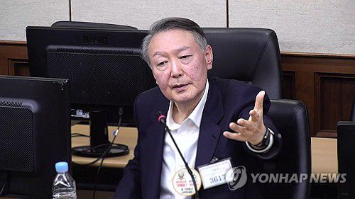 최후진술하는 윤석열(서울=연합뉴스) 윤석열 전 대통령이 26일 오후 서울 서초구 서울중앙지법에서 열린 특수공무집행방해, 직권남용 권리행사방해 등 혐의 사건의 결심 공판에서 최후 진술을 하고 있다. 2025.12.26 [서울중앙지법 제공, 재판매 및 DB 금지] photo@yna.co.kr