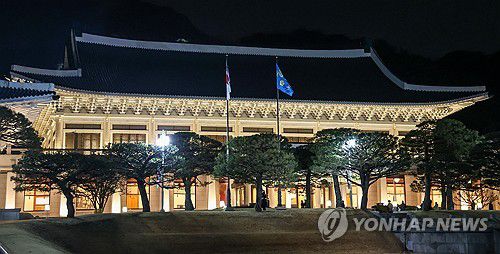 3년 7개월 만에 다시 청와대 시대(서울=연합뉴스) 김도훈 기자 = 29일 청와대에서 관계자들이 봉황기를 게양하고 있다. 봉황기는 우리나라 국가수반의 상징으로, 대통령 주 집무실이 있는 곳에 상시 게양한다.      이재명 대통령은 이날부터 청와대 집무실로 출근한다. 대통령의 청와대 복귀는 2022년 5월 이후 3년 7개월 만이다. 2025.12.29 [청와대통신사진기자단] superdoo82@yna.co.kr