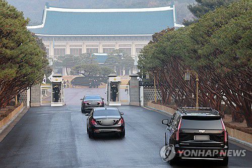 청와대 본관 들어서는 이재명 대통령 출근 차량 행렬(서울=연합뉴스) 김도훈 기자 = 이재명 대통령의 출근 차량 행렬이 29일 청와대 본관으로 들어서고 있다.     대통령의 청와대 복귀는 2022년 5월 이후 3년 7개월 만이다. 2025.12.29  [청와대통신사진기자단] superdoo82@yna.co.kr