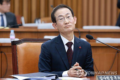 의원 질의에 듣는 김호철 감사원장 후보자(서울=연합뉴스) 신현우 기자 = 김호철 감사원장 후보자가 29일 국회에서 열린 인사청문회에 출석해 의원 질의를 듣고 있다. 2025.12.29 nowwego@yna.co.kr