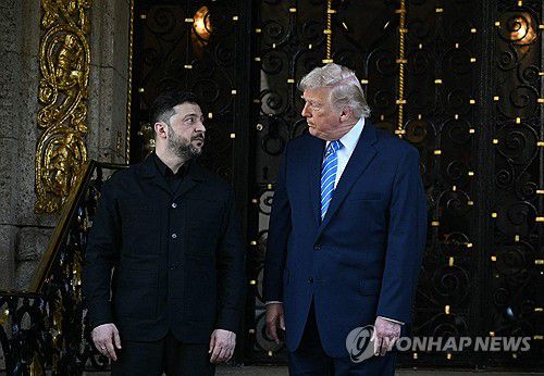 미국 플로리다에서 만나 종전협상 진행한 볼로디미르 젤렌스키 우크라이나 대통령과 도널드 트럼프 미국 대통령[AFP=연합뉴스. 재판매 및 DB 금지]