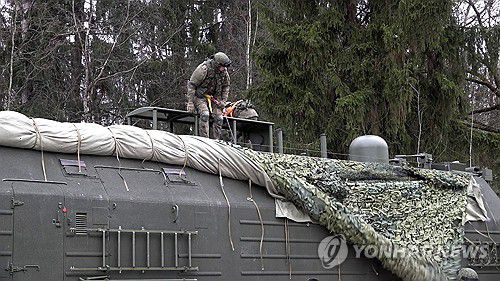 그물망으로 위장하는 오레시니크 미사일 시스템[AFP/러시아 국방부 연합뉴스. 재판매 및 DB 금지]