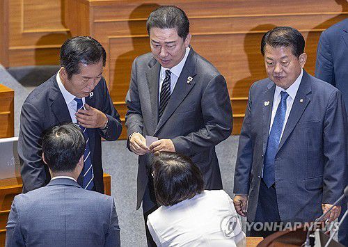 상법 개정안 필리버스터 종결을 위한 투표 마친 정청래 대표(서울=연합뉴스) 황광모 기자 = 더불어민주당 정청래 대표(왼쪽)와 김병기 원내대표를 비롯한 당 최고위원단이 25일 국회에서 열린 본회의에서 상법 개정안에 대한 필리버스터 종결을 위한 투표를 마친 뒤 투표소에서 나오고 있다. 2025.8.25 hkmpooh@yna.co.kr