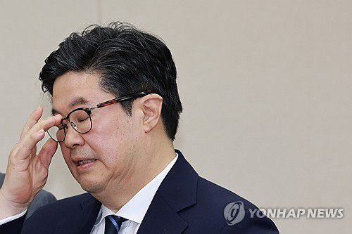 국정감사 출석해 의원 질의 듣는 김병주 회장(서울=연합뉴스) 신현우 기자 = 김병주 MBK파트너스 회장이 14일 서울 여의도 국회에서 열린 공정거래위원회, 개인정보보호위원회 등에 대한 정무위원회 국정감사에 증인으로 출석해 의원 질의를 들으며 안경을 고쳐쓰고 있다. 2025.10.14 nowwego@yna.co.kr
