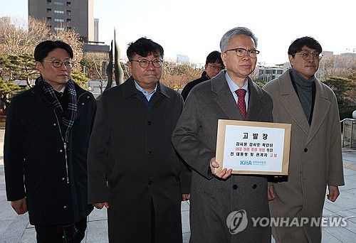 대검에 고발장 제출하는 김택우 의협회장(서울=연합뉴스) 김성민 기자 = 12일 서울 서초구 대검찰청 앞에서 열린 '의대증원 절차 감사원 감사 결과에 따른 전 대통령 등 형사 고발 기자회견'에서 김택우 대한의사협회 회장(왼쪽 세번째)이 고발장을 제출하기 위해 이동하고 있다. 2025.12.12 ksm7976@yna.co.kr