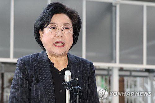 사과하는 이혜훈 후보자(서울=연합뉴스) 서명곤 기자 = 이혜훈 기획예산처 장관 후보자가 30일 오전 서울 중구 예금보험공사에 마련된 인사청문회 준비 사무실로 출근하며 과거 발언에 대해 사과하고 있다.      이 후보자는 "내란은 민주주의를 파괴하는 불법적 행위"라며 "그러나 당시에는 내가 실체를 제대로 파악하지 못했다"고 사과했다. 2025.12.30 seephoto@yna.co.kr