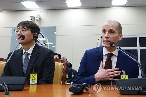 답변하는 해롤드 로저스 쿠팡 대표(서울=연합뉴스) 신현우 기자 = 30일 국회에서 열린 쿠팡 침해사고 및 개인정보 유출, 불공정 거래, 노동환경 실태 파악과 재발 방지 대책 마련을 위한 청문회에서 해롤드 로저스 쿠팡 대표이사가 의원 질의에 답하고 있다. 왼쪽은 박대준 전 쿠팡 대표. 2025.12.30 nowwego@yna.co.kr