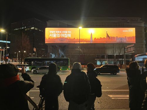 전광판 바라보는 시민들[촬영 양수연 수습기자]