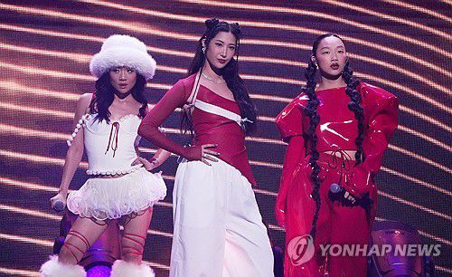 12월 5일 징글볼 무대에 오른'케데헌'의 이재, 오드리 누나, 레이 아미. [AP=연합뉴스 자료사진. 재판매 및 DB금지]