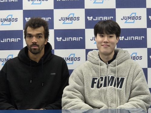 인터뷰하는 이윤수(인천=연합뉴스) 하남직 기자 = 삼성화재 아웃사이드 히터 이윤수(오른쪽)가 1일 인천 계양체육관에서 열린 프로배구 남자부 대한항공과의 경기가 끝난 뒤, 아히와 함께 인터뷰하고 있다.