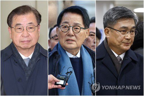 선고공판 출석하는 서훈·박지원·서욱(서울=연합뉴스) 최재구 기자 = 2020년 서해에서 발생한 공무원 피격 사건을 은폐하려 한 혐의로 재판에 넘겨진 서훈 전 청와대 국가안보실장(왼쪽부터), 박지원 전 국정원장, 서욱 전 국방부 장관이 26일 서울 서초구 중앙지법에서 열린 1심 선고공판에 출석하고 있다. 2025.12.26 [공동취재] jjaeck9@yna.co.kr